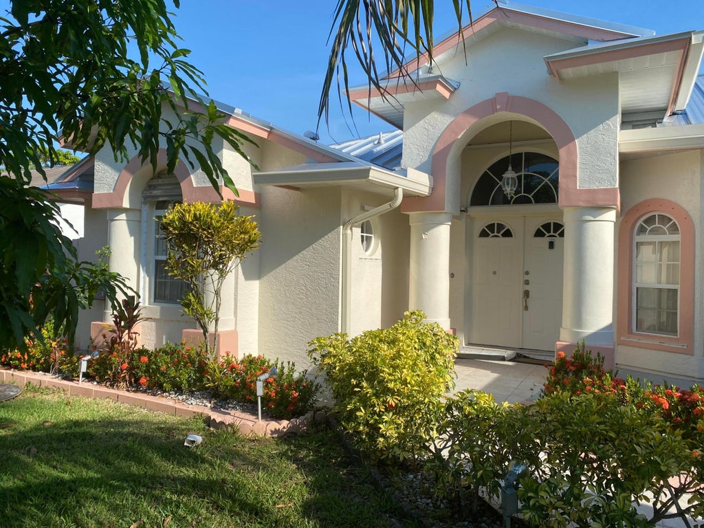 Photo of 962 SE BREAKWATER Avenue, Port Saint Lucie, FL 34983 (MLS # B26073038)