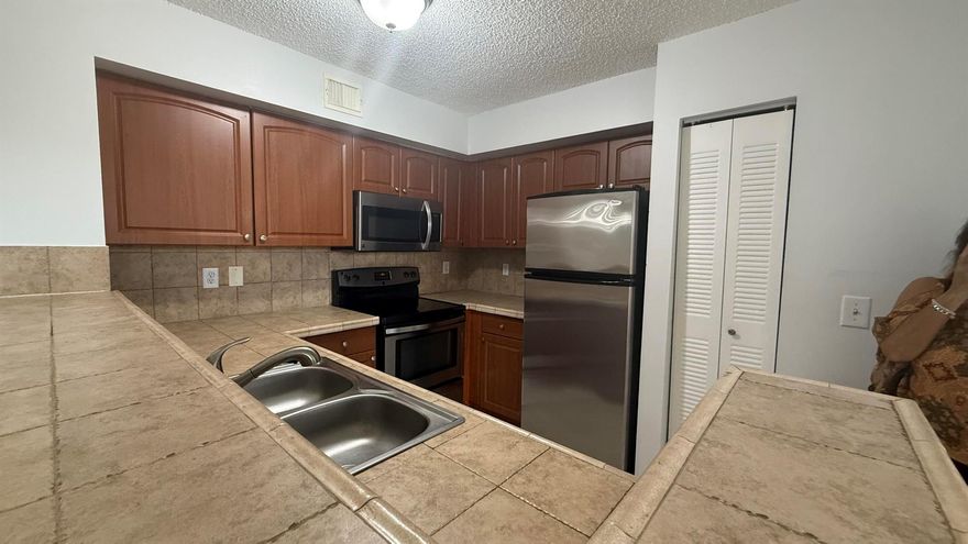 Corner and first-floor unit.Updated, 2 master bedrooms with 2 bathrooms. all tile floors. Stainless steel applications.