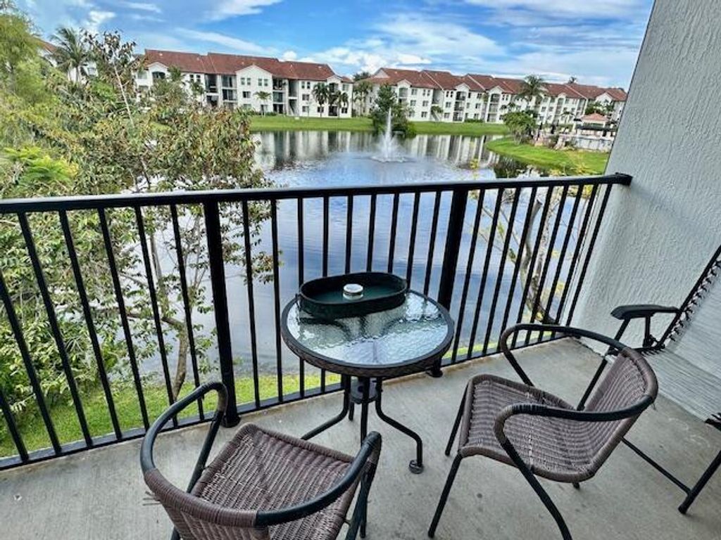 Photo of 822 Villa Circle, Boynton Beach, FL 33435 (MLS # R11087925)