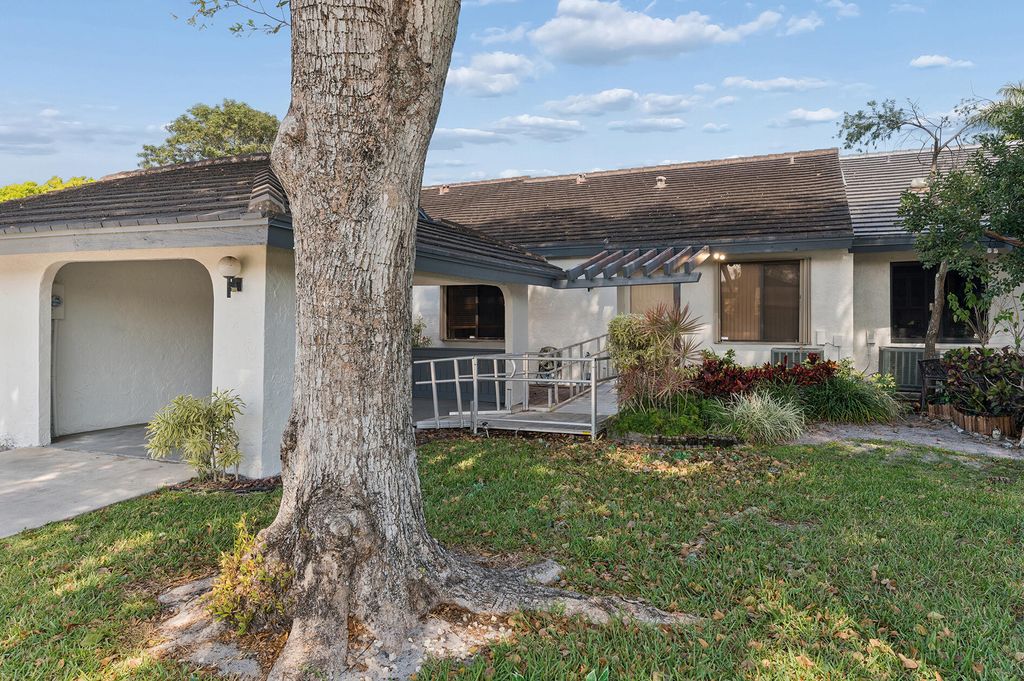 Photo of 10197 Kinswood Road, Boynton Beach, FL 33437 (MLS # R11167969)