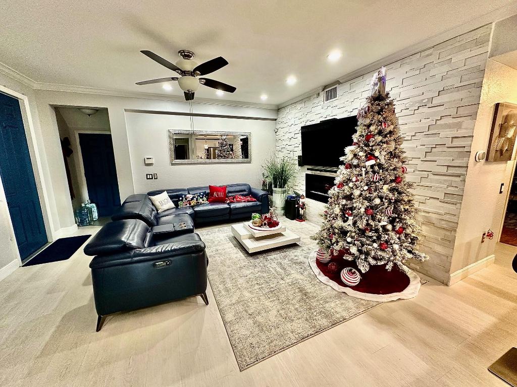 PALOMA LAKES CONDOMINIUM NO 1 - Residential Lease