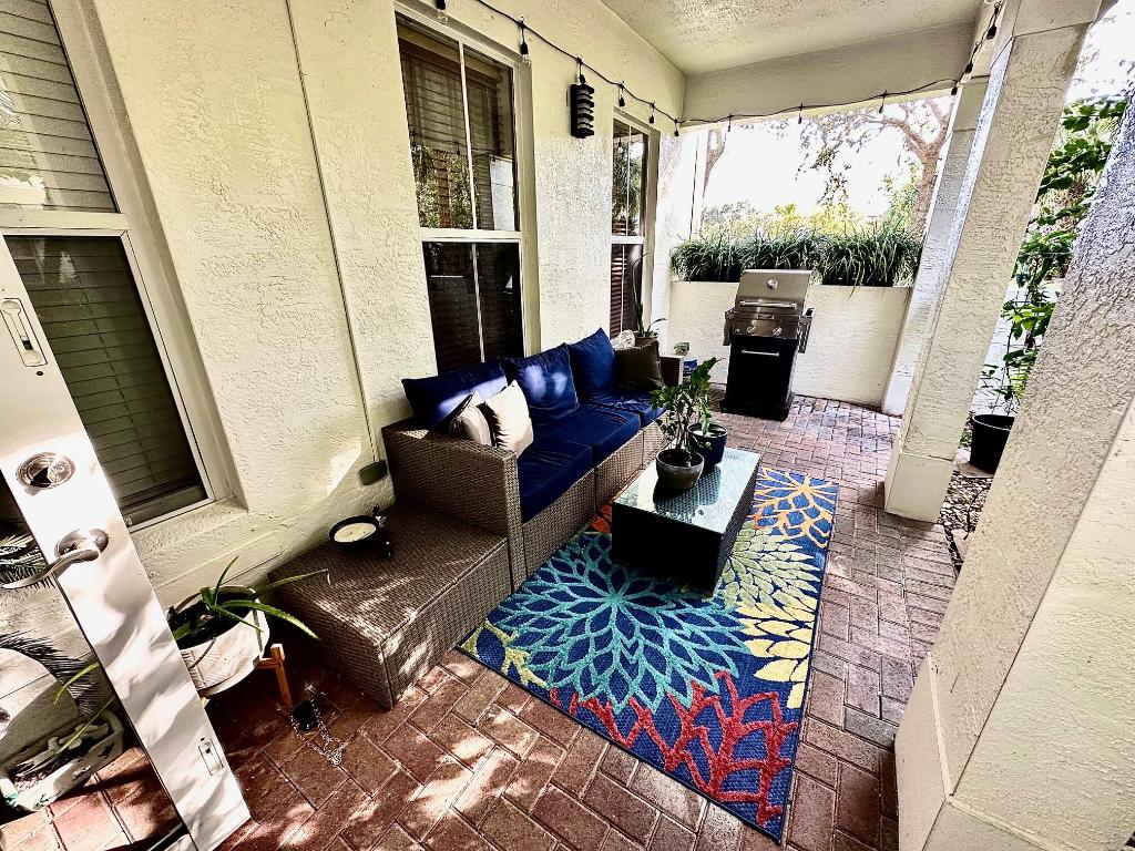 PALOMA LAKES CONDOMINIUM NO 1 - Residential Lease