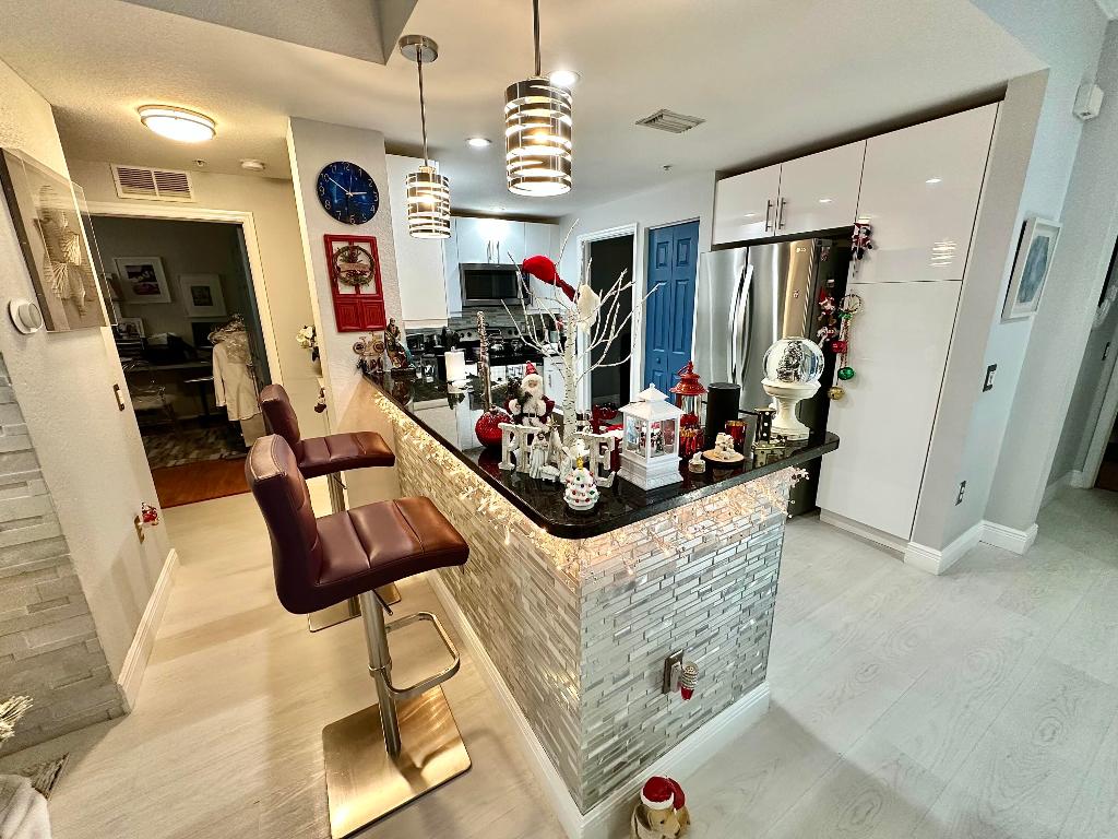 PALOMA LAKES CONDOMINIUM NO 1 - Residential Lease