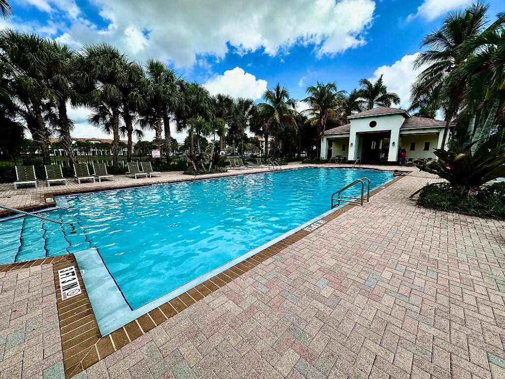 PALOMA LAKES CONDOMINIUM NO 1 - Residential Lease