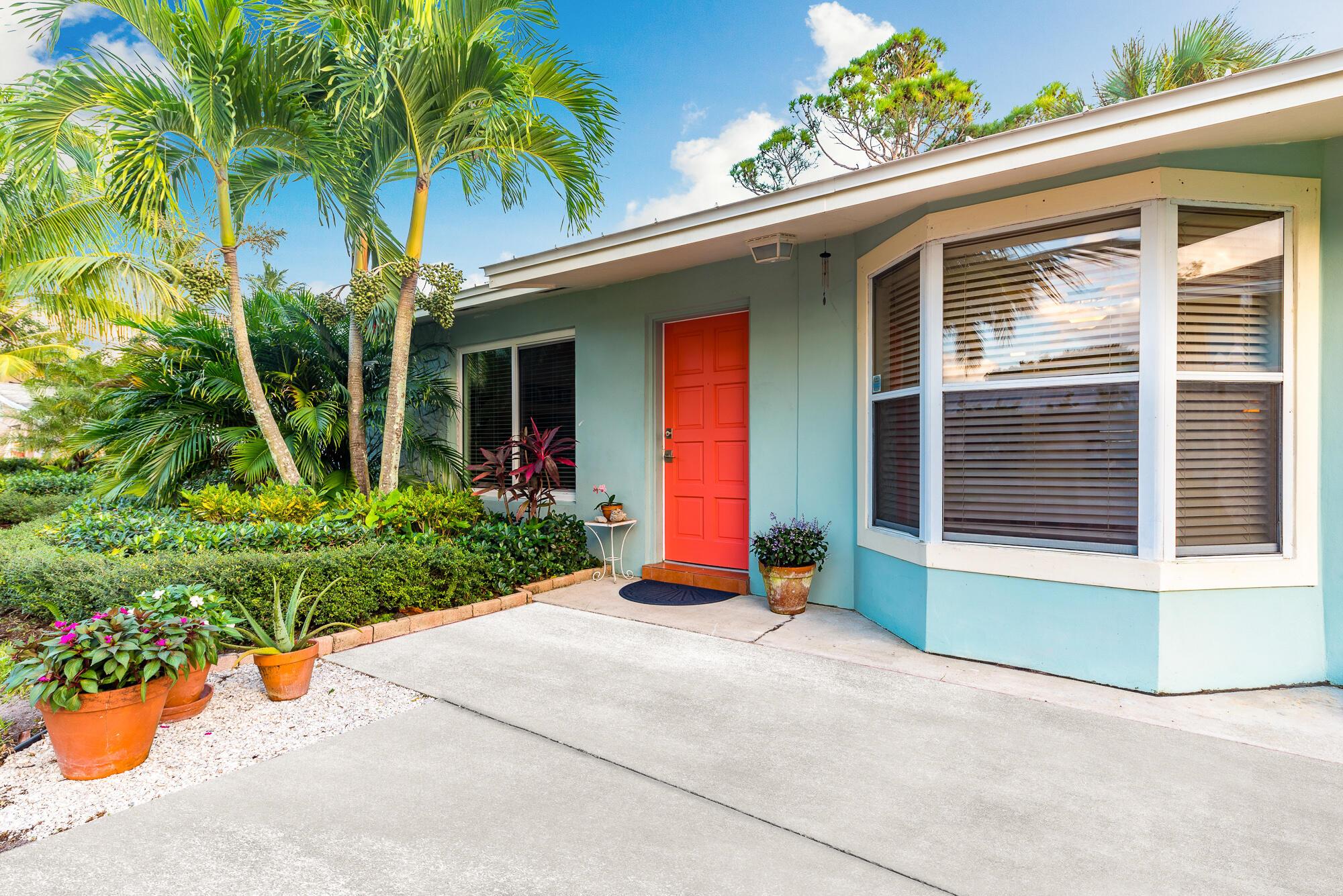 Charming 3-Bedroom, 2-Bath rental in Hobe Sound located just 1.25 miles from the public beach. With no HOA restrictions, you can enjoy the freedom and flexibility of coastal living. This rental is available for seasonal or monthly stays, with a minimum rental period of 30 days. Whether you're looking for a seasonal retreat or a longer-term escape, this home is ready to welcome you starting April 1, 2025. Enjoy the convenience of nearby amenities, local dining, and outdoor activities that Hobe Sound has to offer. Don't miss out on this fantastic opportunity to experience the charm of this coastal community!