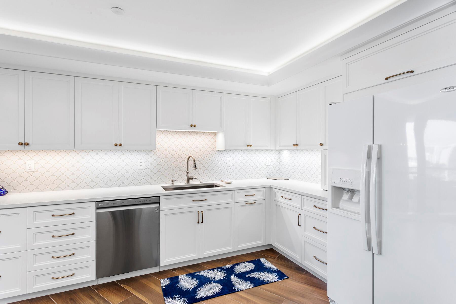 OLD PORT COVE LAKE POINT - Residential