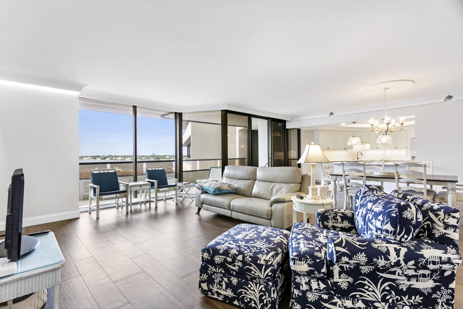 100 Lakeshore Drive 454