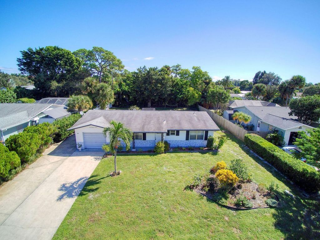 Photo of 907 SE Flamingo Avenue, Stuart, FL 34996 (MLS # R10930825)