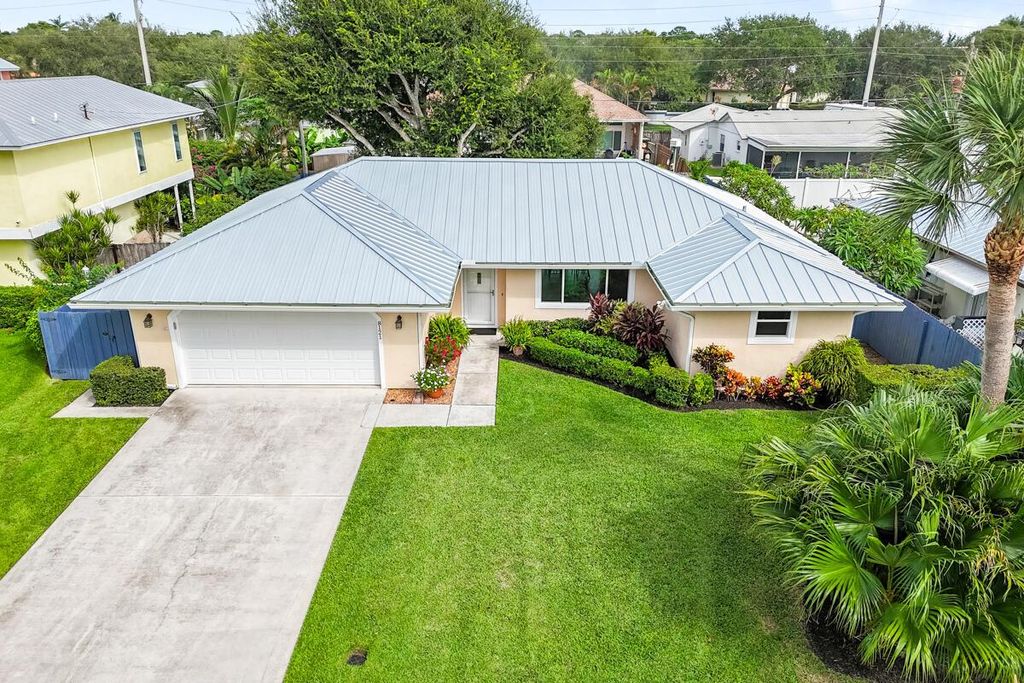 Photo of 8121 SE Helen Terrace, Hobe Sound, FL 33455 (MLS # R11127302)
