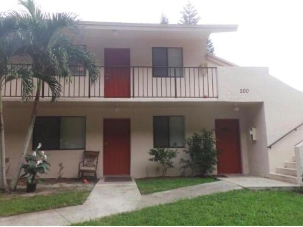 Renovated unit in a great location in Lakeview Gardens. Under 10 minutes to downtown and the beach. Space in den that could be used as a 3rd bedroom. Spacious living room. 2/1 in an all ages community. All ages welcome. Great find! THIS IS NOT A SHORT SALE**CORPORATE OWNED**