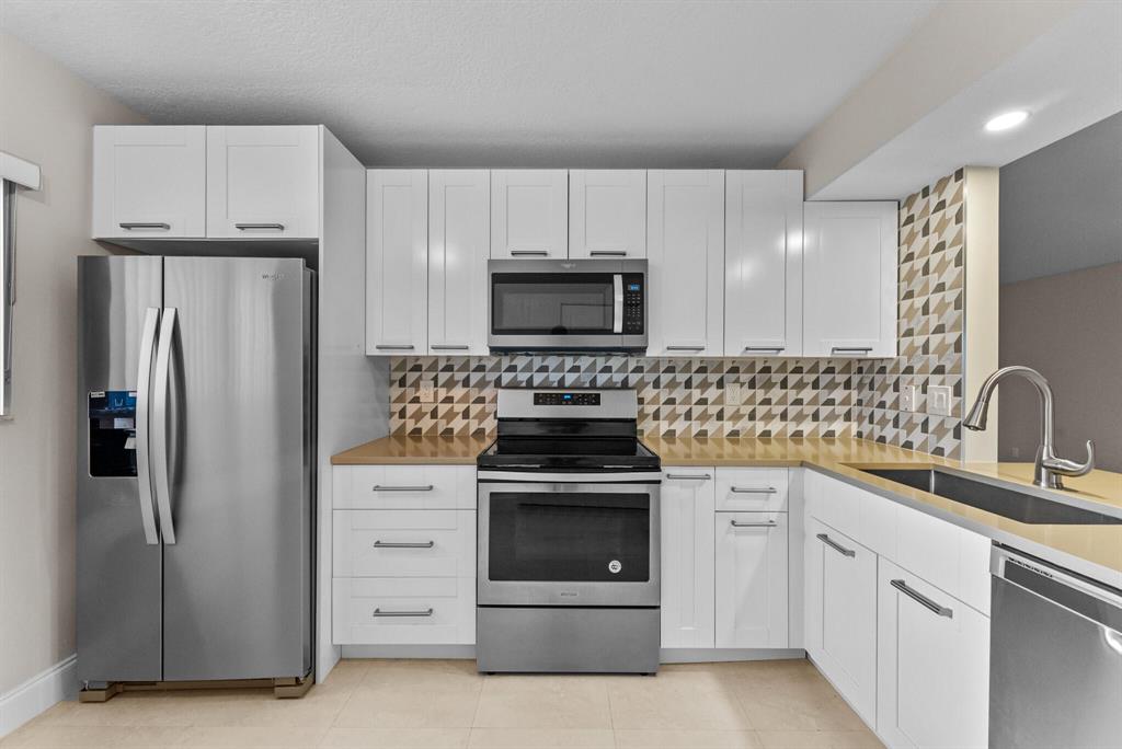 Remodeled first floor corner unit in popular gated community. Beautiful clubhouse with many clubs and activities, tennis, pickleball, shows, movies, dances. Lakes of Delray is located near shopping and restaurants, and is only minutes to downtown Delray Beach and the beautiful beach.
