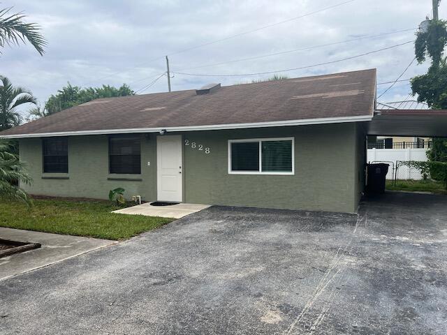 Super location for this quaint 3-bedroom 2 bath apartment. Unit has patio area, inside laundry and carport, hurricane panels and parking 2 cars.
