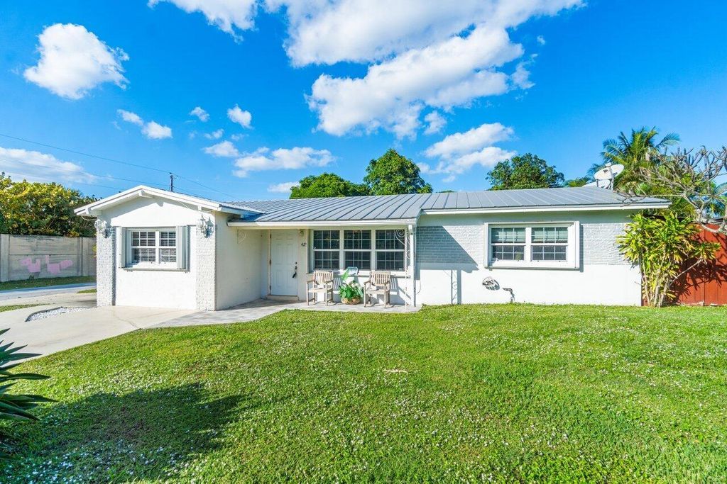 Photo of 429 SW 7th Avenue, Boynton Beach, FL 33435 (MLS # R10973416)