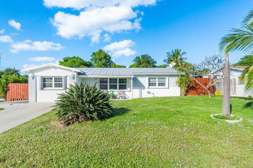 Photo of 429 SW 7th Avenue, Boynton Beach, FL 33435 (MLS # R10973416)