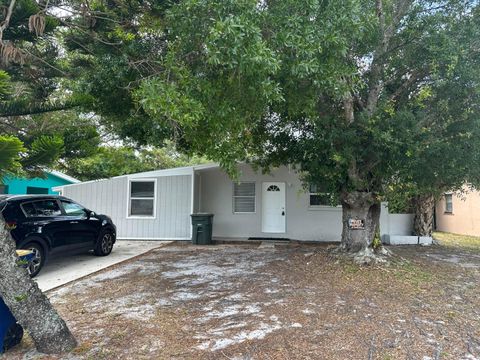 Photo of 115 Maple Avenue, Fort Pierce, FL 34982 (MLS # B26016646)