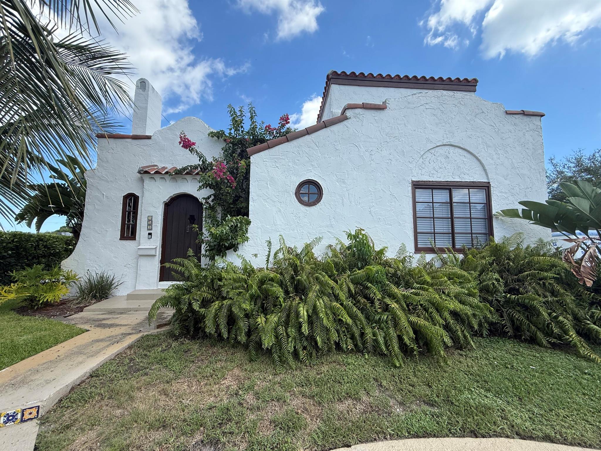 Historic charm with modern convenience. Tucked away in a centrally located neighborhood, the property offers privacy while keeping you close to all the action. The kitchen is equipped with GE Cafe appliances, and the fenced yard makes an ideal retreat for relaxing evenings. Just minutes from Lake Park Harbor Marina, downtown dining and shopping. Option to include the efficiency appt with private entrance and access to main house, call for details.
