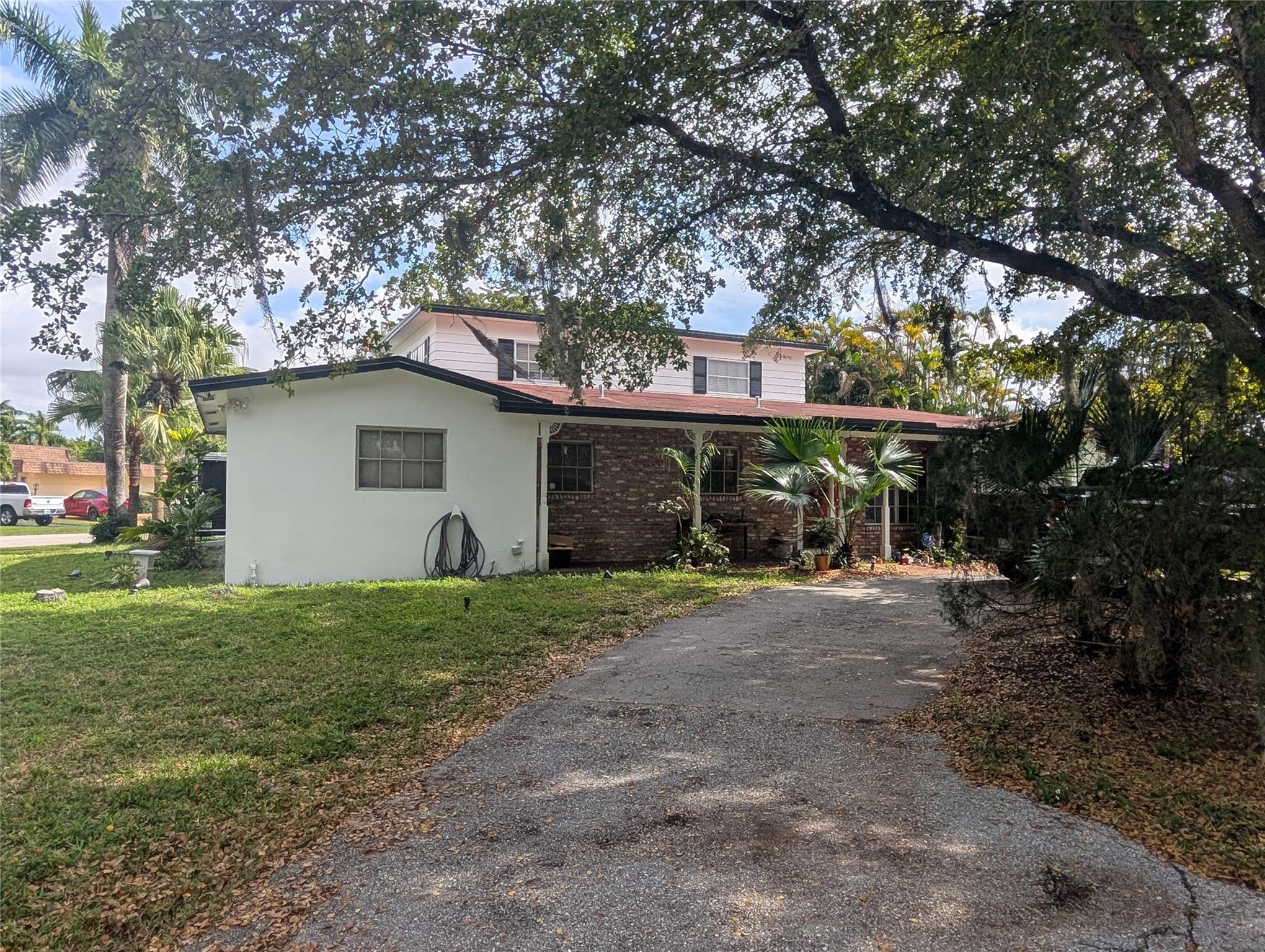 3565 Lloyd Dr