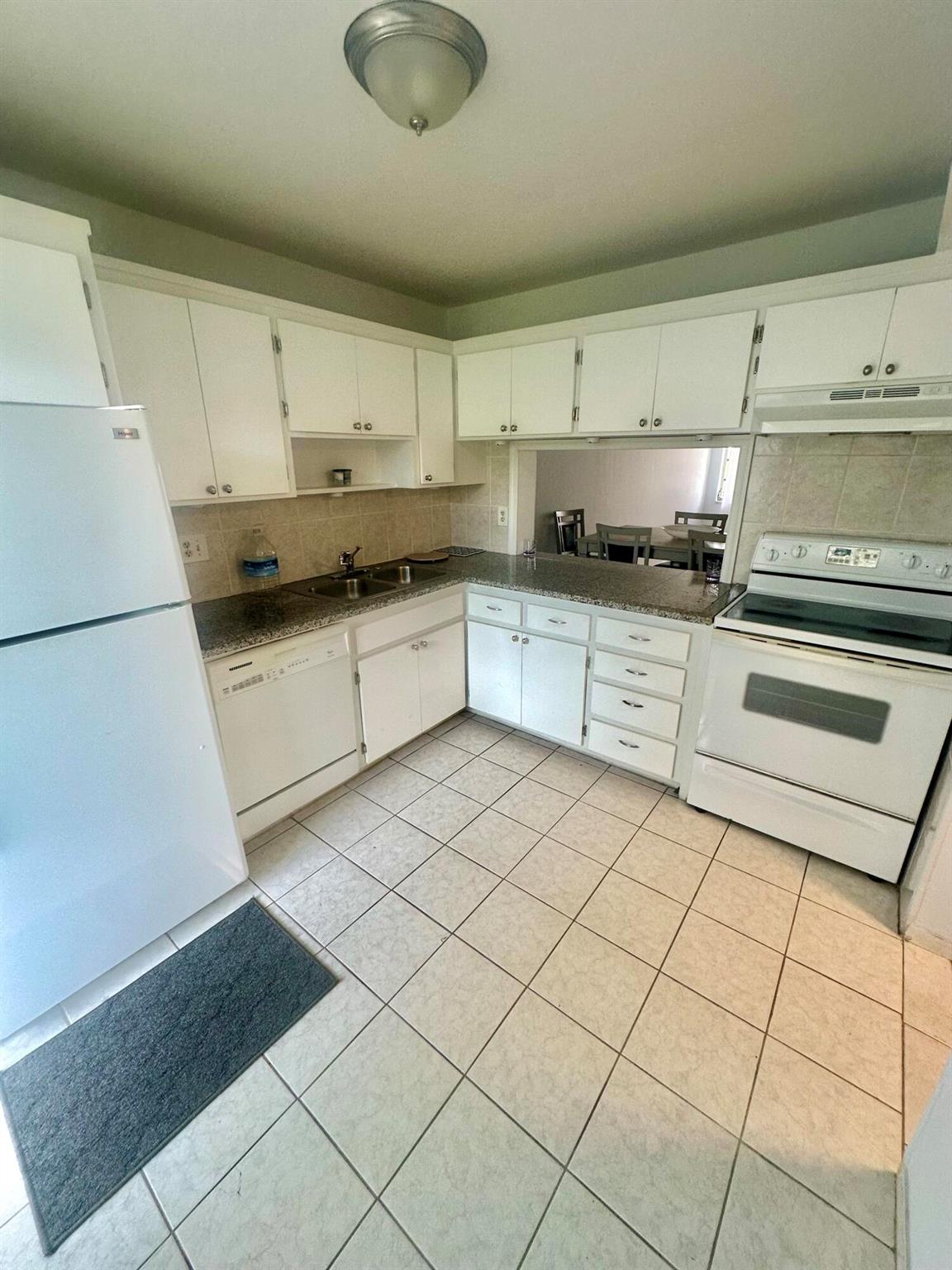 THIRD GULFSTREAM GARDEN - Residential Lease