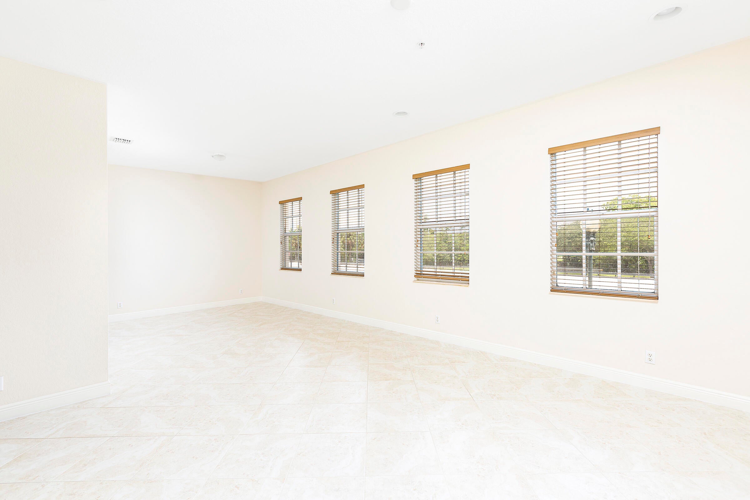 6807 LAKESIDE Circle N 102-1