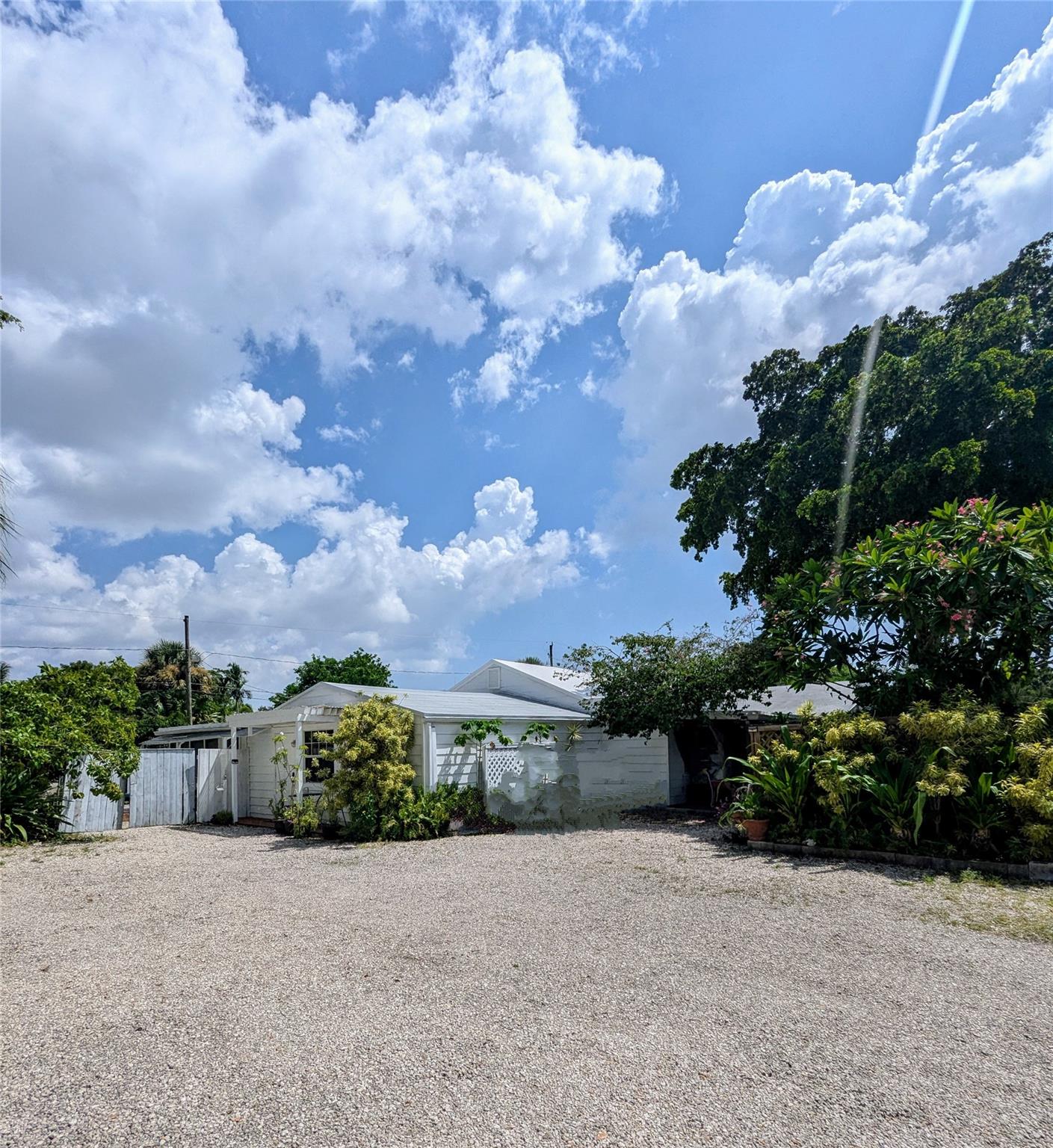 Prime development opportunity in Middle River! This 11,001 square foot lot is perfect for investors looking to build townhomes in a sought-after location. Situated just a short distance from downtown Las Olas, downtown Wilton Manors, and only 10 minutes from the beach, this property offers immense potential for a high-return project. With easy access to major routes and only 15-20 minutes from Fort Lauderdale Airport, this well-connected site is ideal for a lucrative townhouse development. Don't miss out on this rare chance to capitalize on a prime piece of real estate!