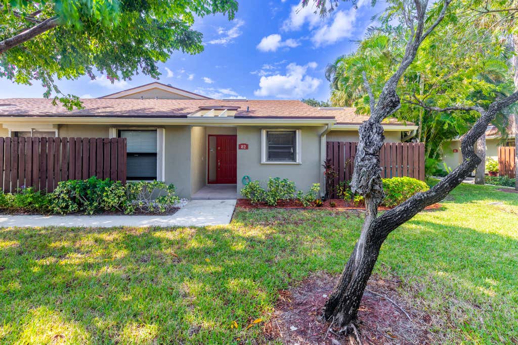 Photo of 82 Meadows Drive, Boynton Beach, FL 33436 (MLS # R11047716)