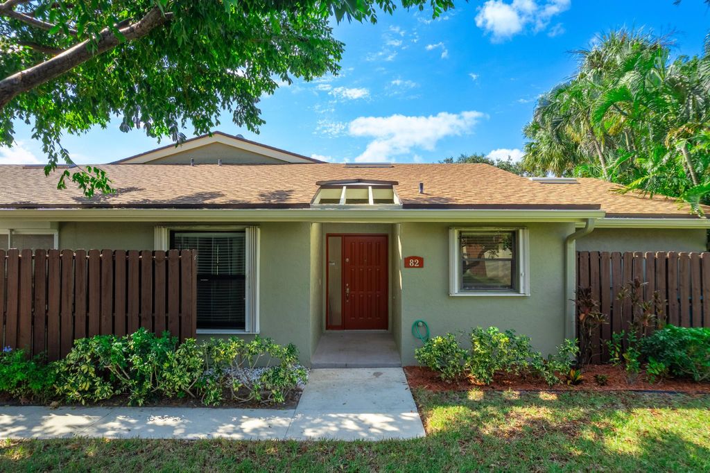 Photo of 82 Meadows Drive, Boynton Beach, FL 33436 (MLS # R11047716)