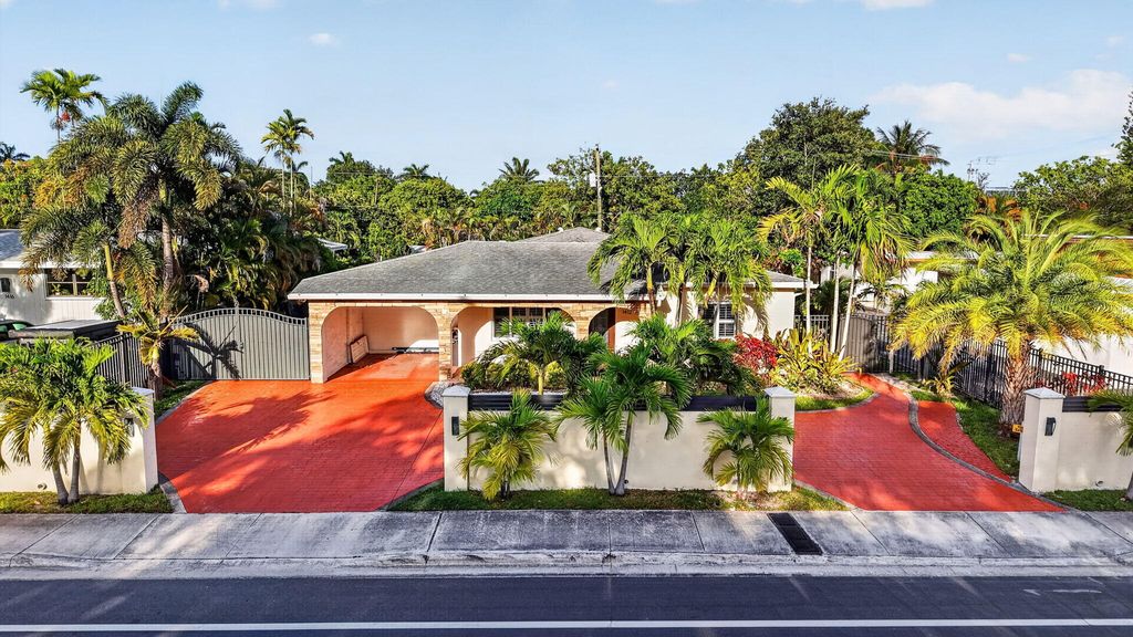 Photo of 1412 NE 15th Avenue, Fort Lauderdale, FL 33304 (MLS # B26031612)