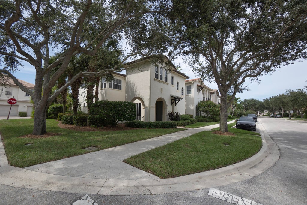 Photo of 11 Stoney Drive, Palm Beach Gardens, FL 33410 (MLS # R11014092)