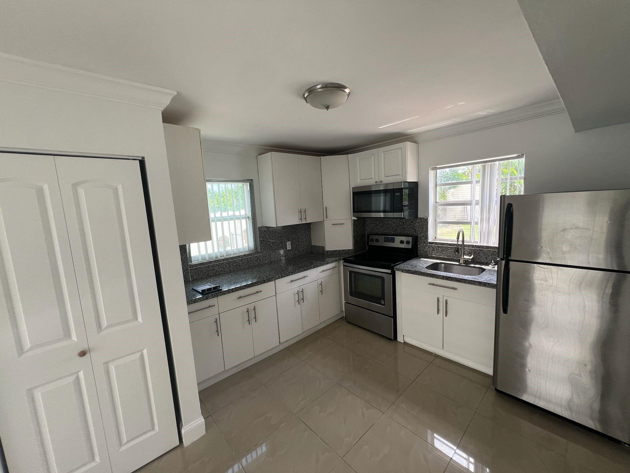 Beautifully remodeled 2 bedroom 1 bath apartment .
centrally located in east Hollywood . Both bedrooms are spacious with walk-in closets and lots of natural light . Brand new kitchen with granite counter tops, tile flooring , updated bathroom and more .Washer & dryer in unit Small pets are welcome, large garden. two parking spots and much more !!!!!