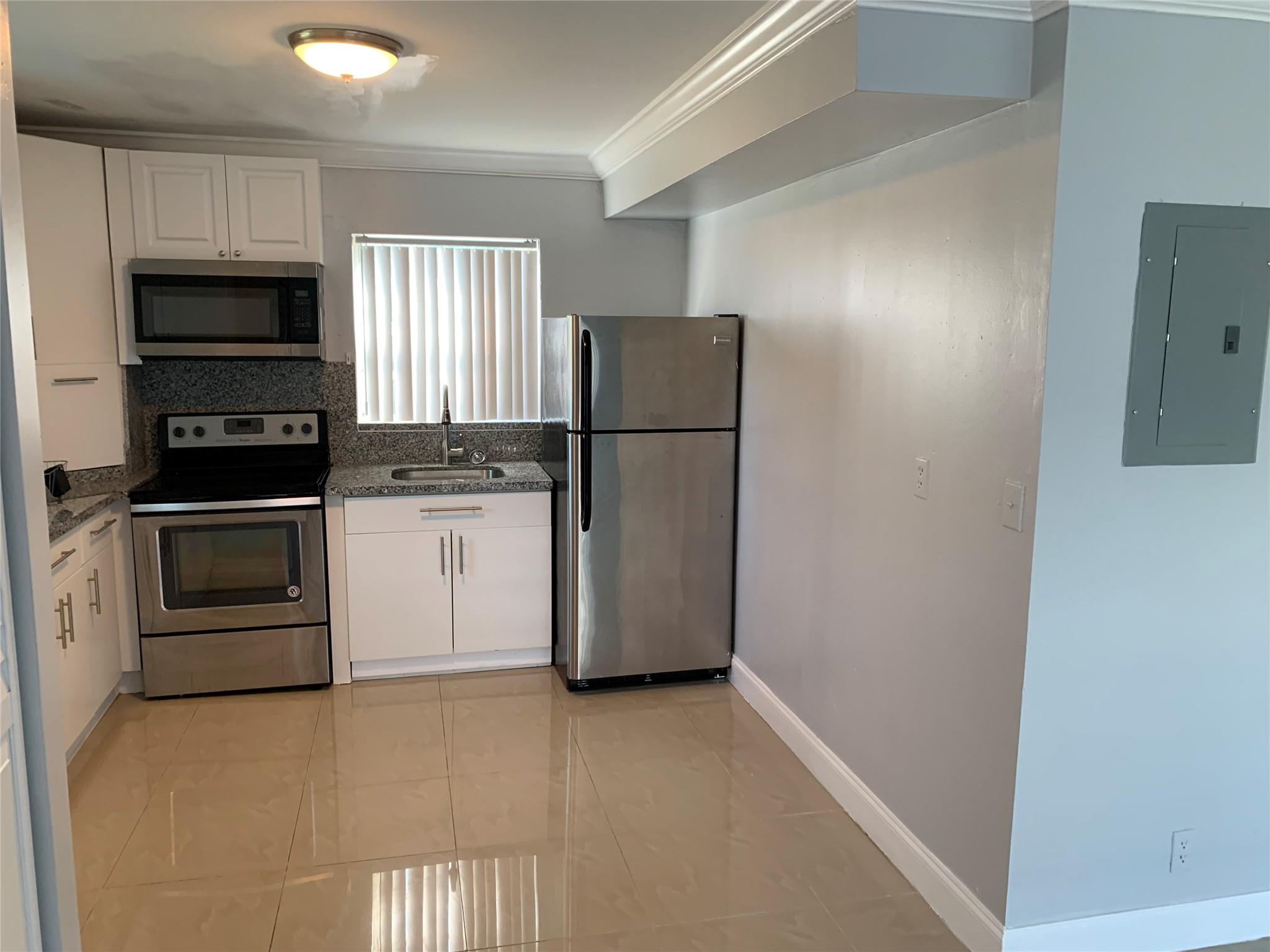 Beautifully remodeled 2 bedroom 1 bath apartment .
centrally located in east Hollywood . Both bedrooms are spacious with walk-in closets and lots of natural light . Brand new kitchen with granite counter tops, tile flooring , updated bathroom and more .Washer & dryer in unit Small pets are welcome, large garden. two parking spots and much more !!!!!