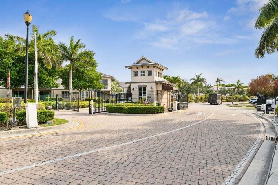 2032 Freeport Drive