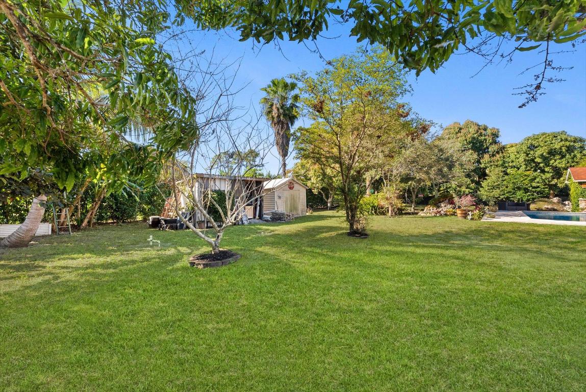 23-42-40~ S 243.6 FT OF N   740.8 FT OF E 205.6 FT - Residential