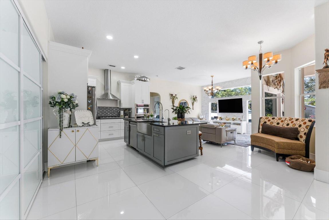 23-42-40~ S 243.6 FT OF N   740.8 FT OF E 205.6 FT - Residential