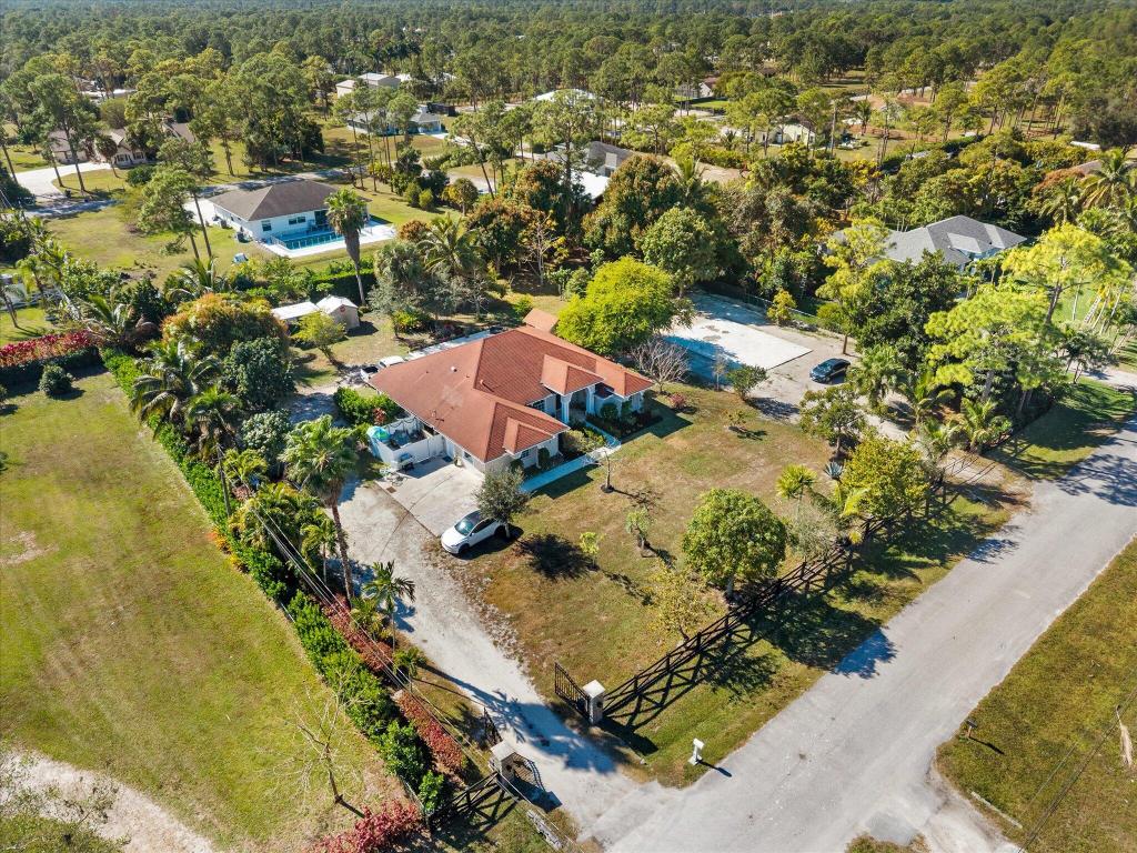 23-42-40~ S 243.6 FT OF N   740.8 FT OF E 205.6 FT - Residential