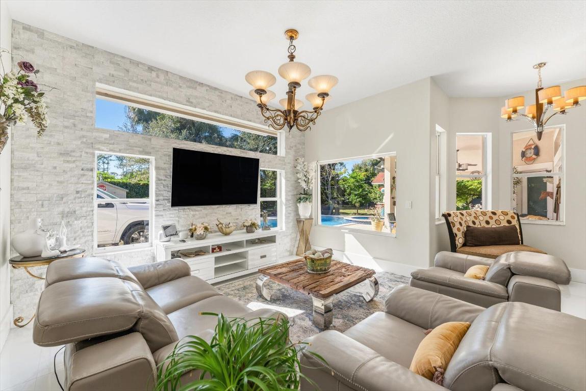 23-42-40~ S 243.6 FT OF N   740.8 FT OF E 205.6 FT - Residential