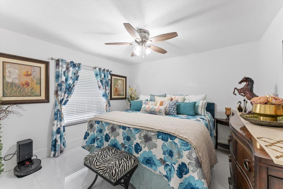 23-42-40~ S 243.6 FT OF N   740.8 FT OF E 205.6 FT - Residential