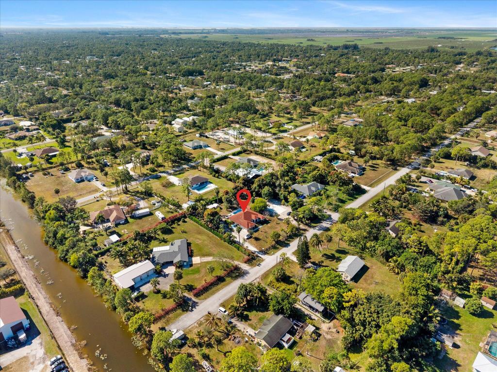 23-42-40~ S 243.6 FT OF N   740.8 FT OF E 205.6 FT - Residential