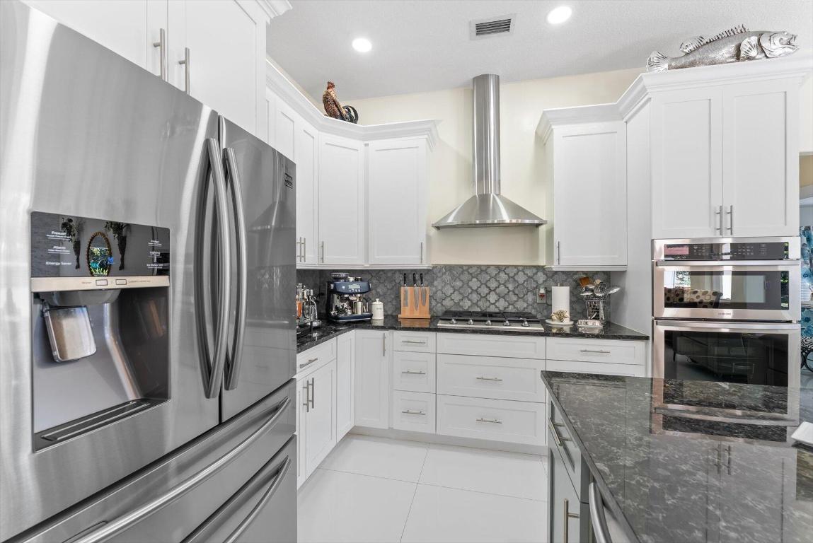 23-42-40~ S 243.6 FT OF N   740.8 FT OF E 205.6 FT - Residential