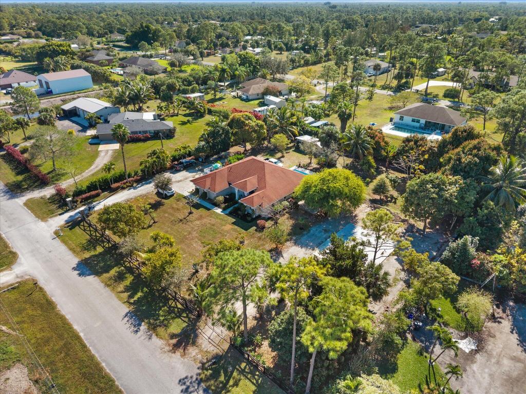 23-42-40~ S 243.6 FT OF N   740.8 FT OF E 205.6 FT - Residential