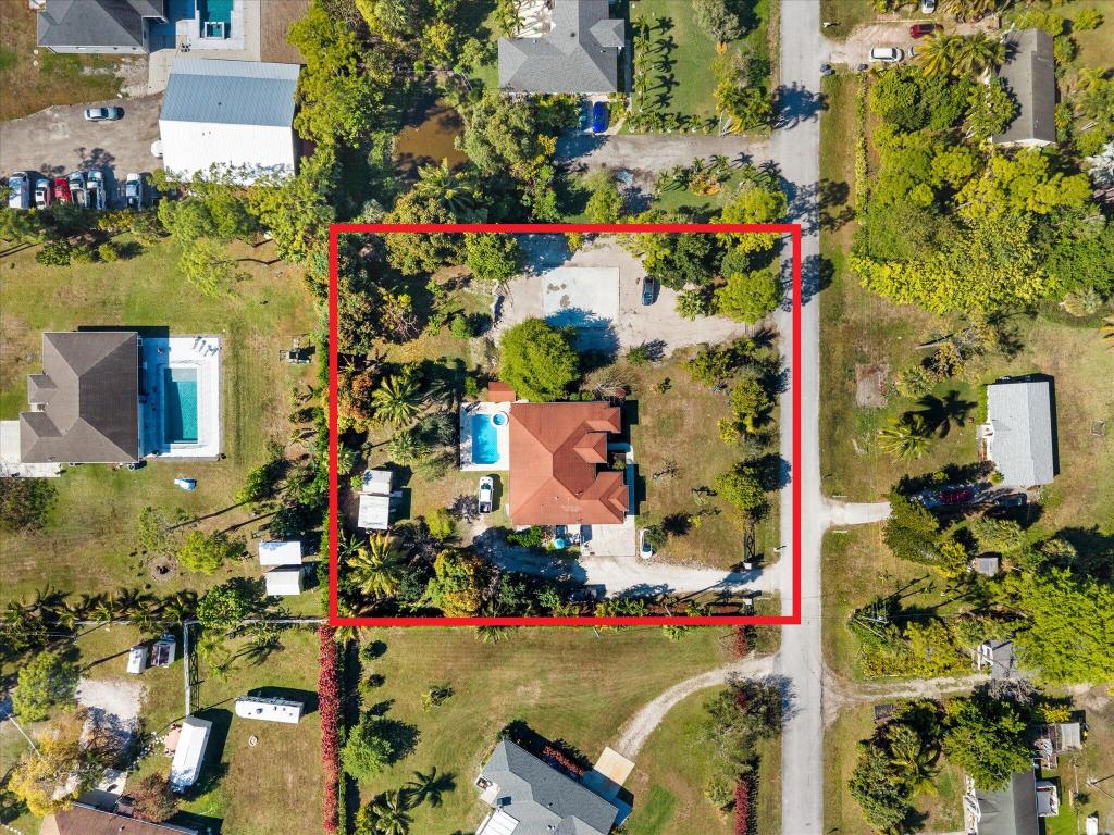 23-42-40~ S 243.6 FT OF N   740.8 FT OF E 205.6 FT - Residential