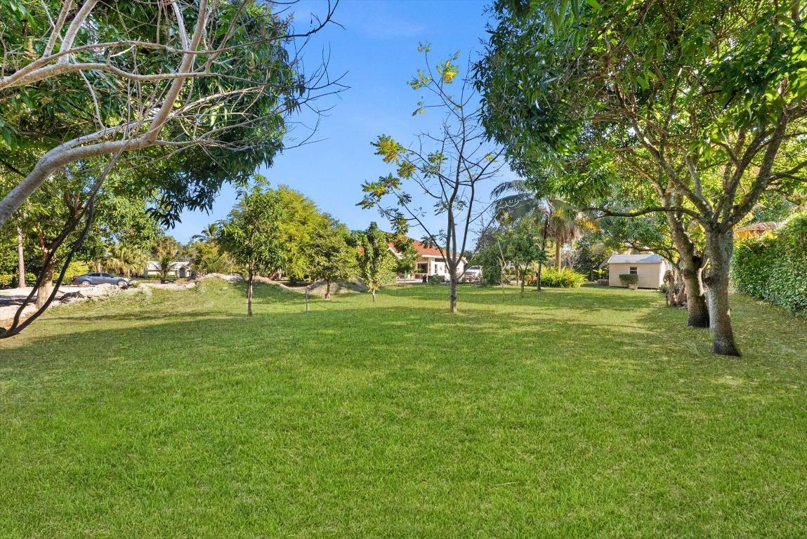 23-42-40~ S 243.6 FT OF N   740.8 FT OF E 205.6 FT - Residential