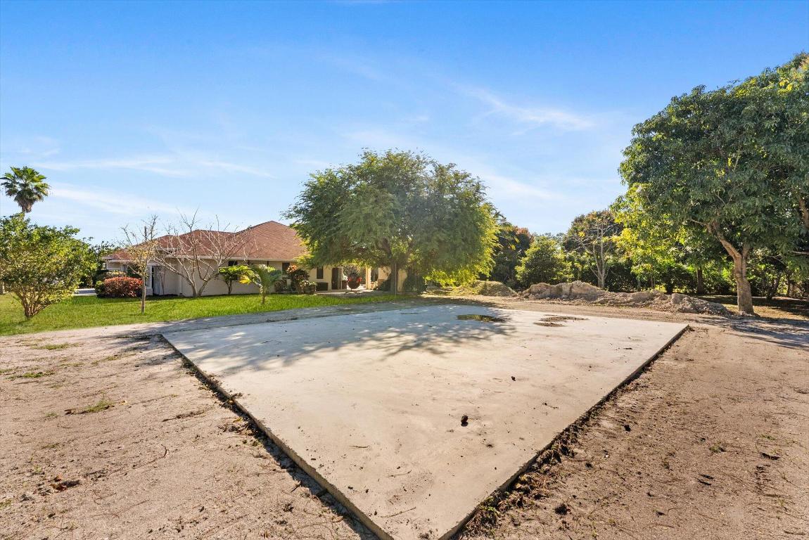 23-42-40~ S 243.6 FT OF N   740.8 FT OF E 205.6 FT - Residential