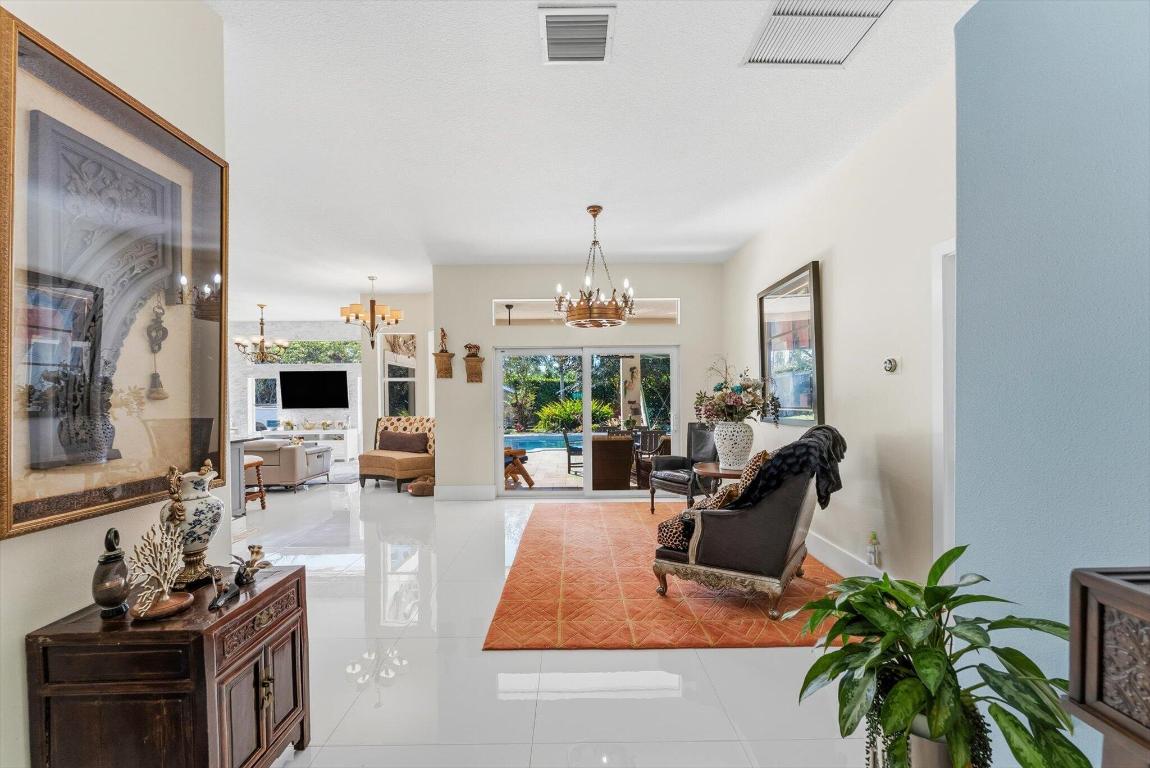 23-42-40~ S 243.6 FT OF N   740.8 FT OF E 205.6 FT - Residential