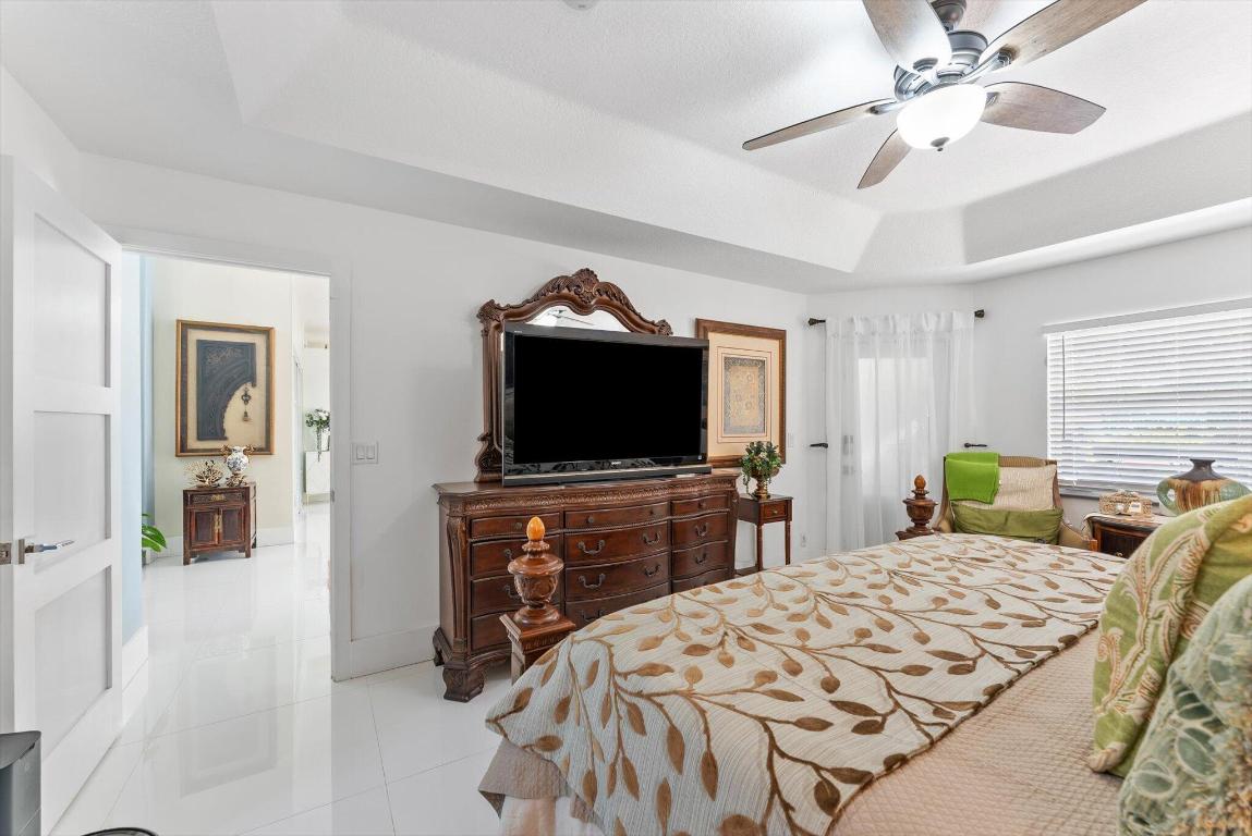 23-42-40~ S 243.6 FT OF N   740.8 FT OF E 205.6 FT - Residential