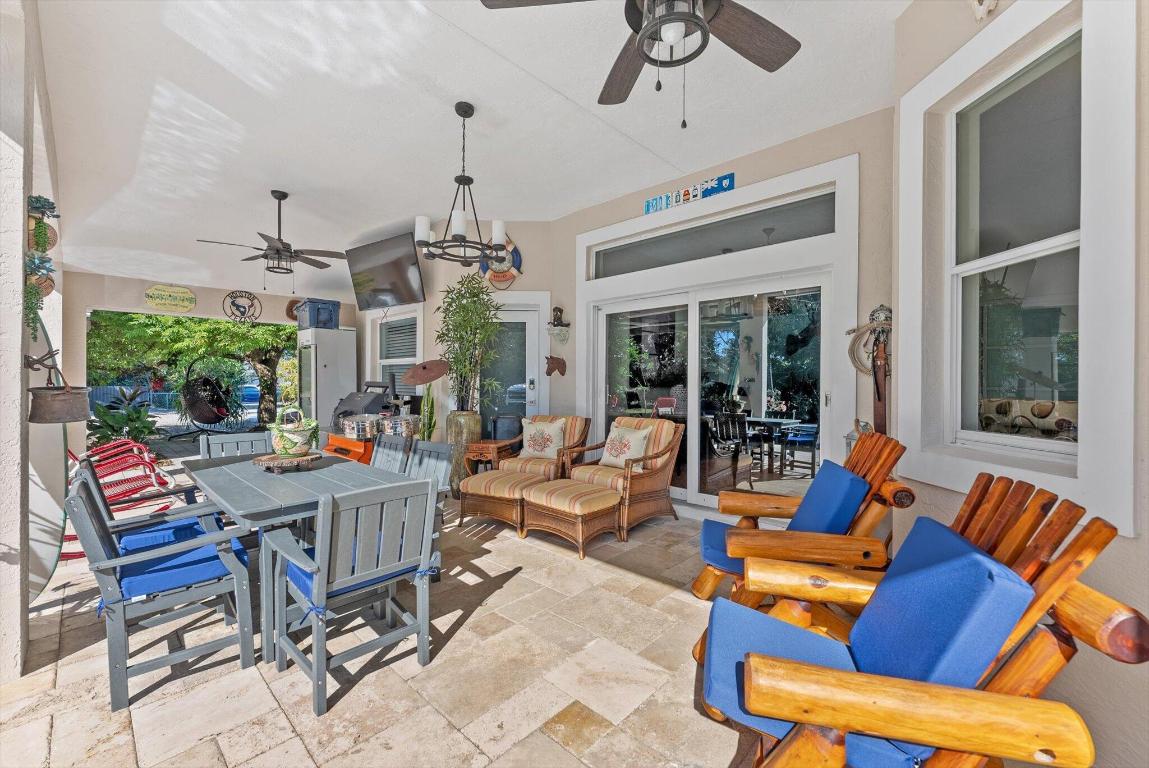 23-42-40~ S 243.6 FT OF N   740.8 FT OF E 205.6 FT - Residential