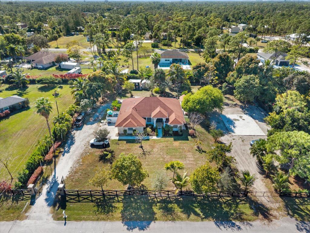 23-42-40~ S 243.6 FT OF N   740.8 FT OF E 205.6 FT - Residential