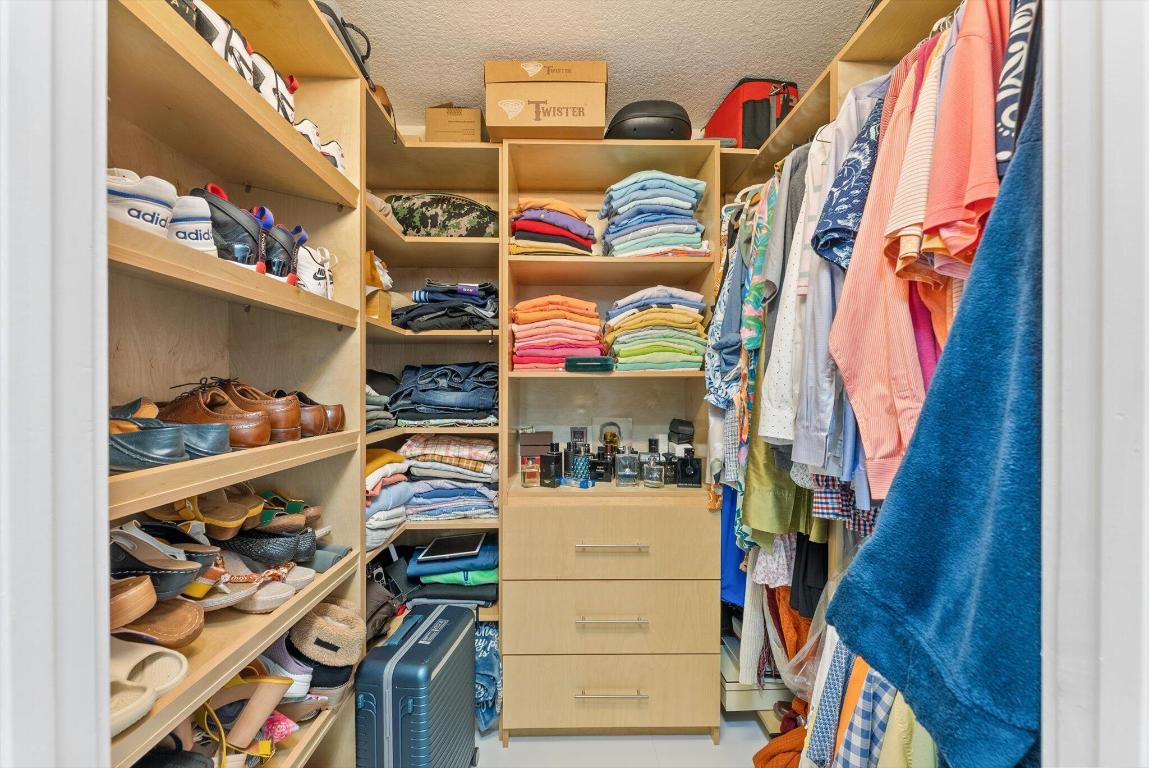 23-42-40~ S 243.6 FT OF N   740.8 FT OF E 205.6 FT - Residential