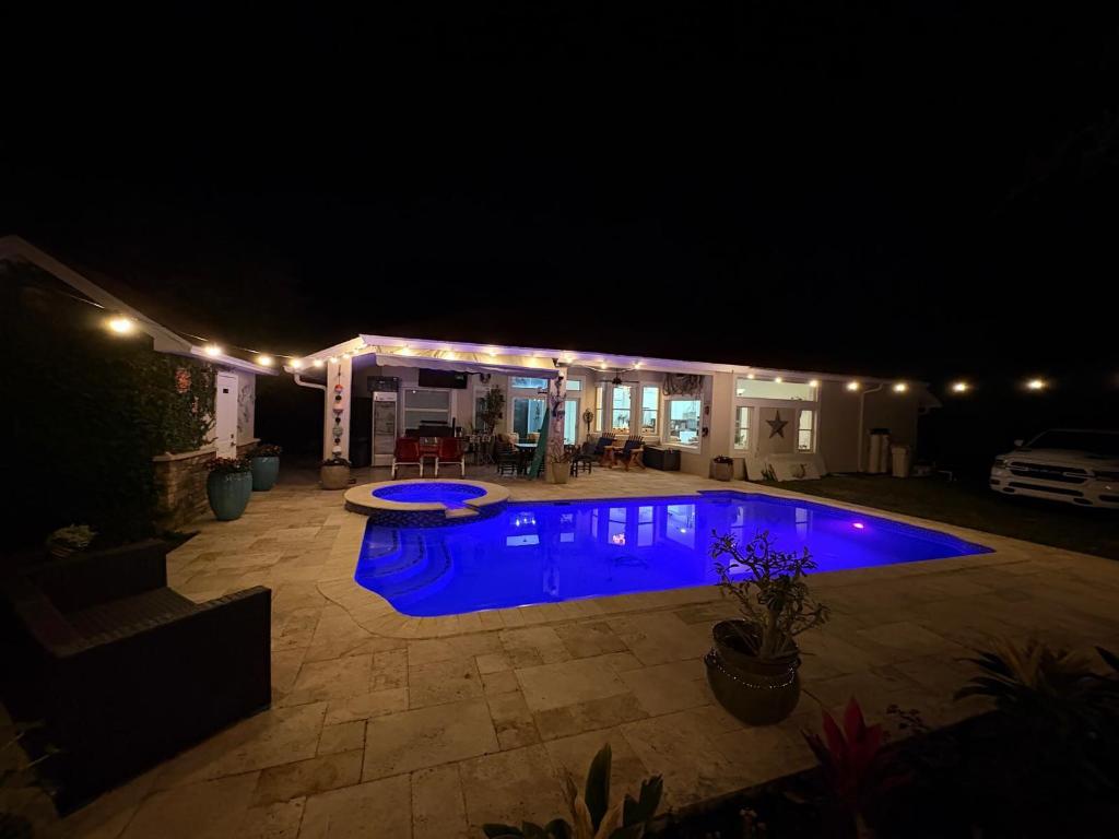 23-42-40~ S 243.6 FT OF N   740.8 FT OF E 205.6 FT - Residential