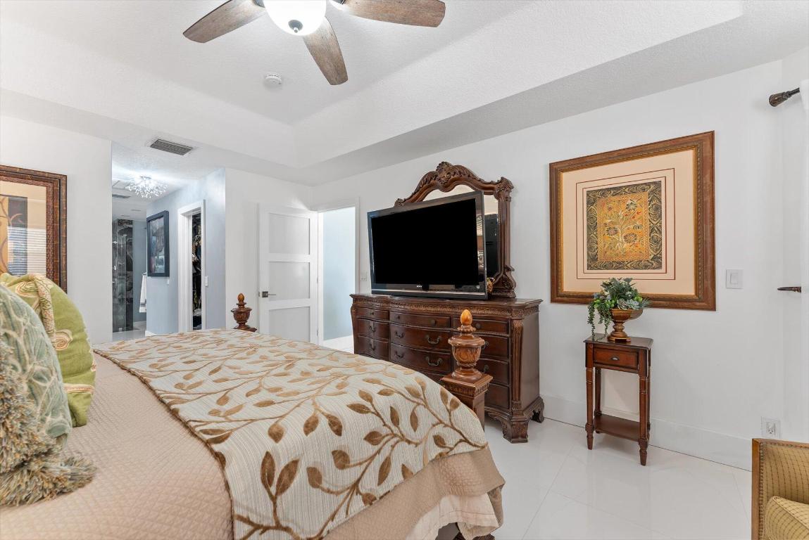 23-42-40~ S 243.6 FT OF N   740.8 FT OF E 205.6 FT - Residential