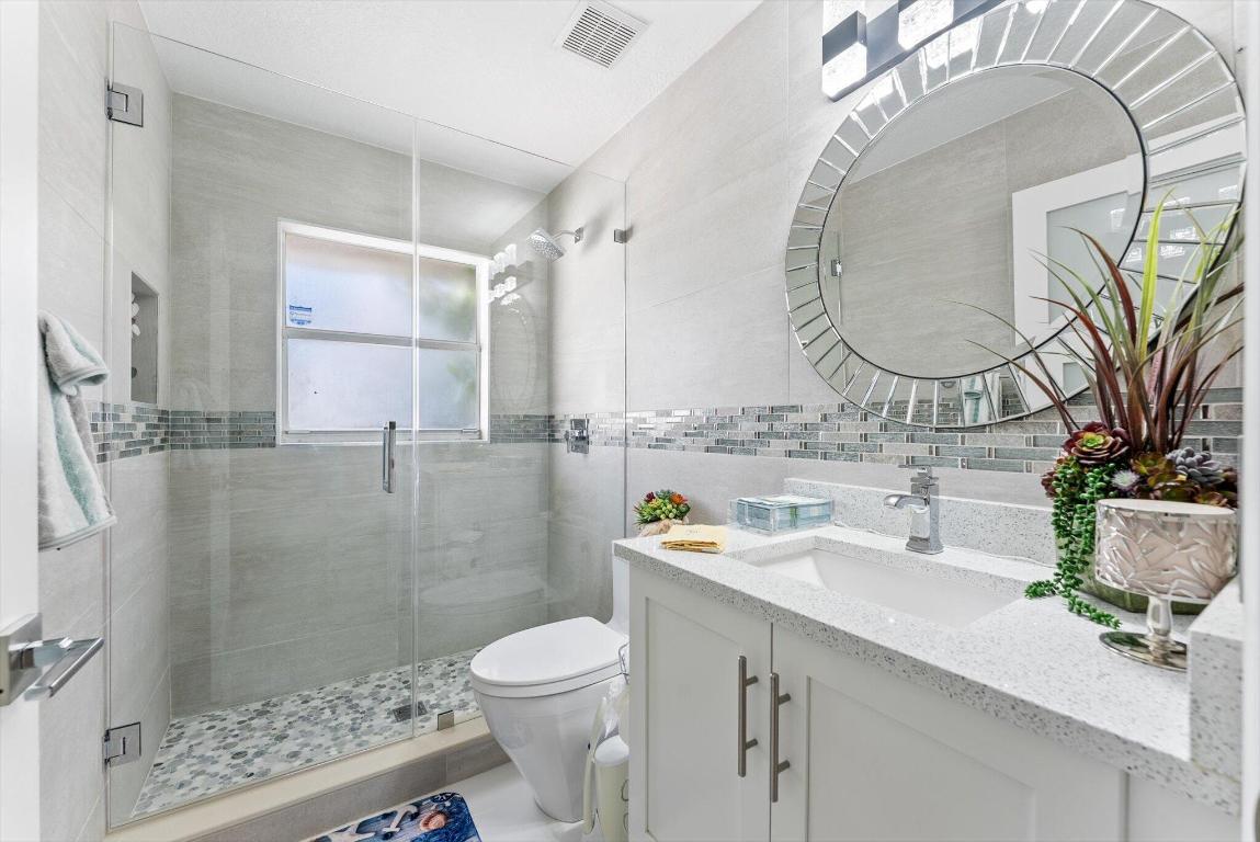 23-42-40~ S 243.6 FT OF N   740.8 FT OF E 205.6 FT - Residential